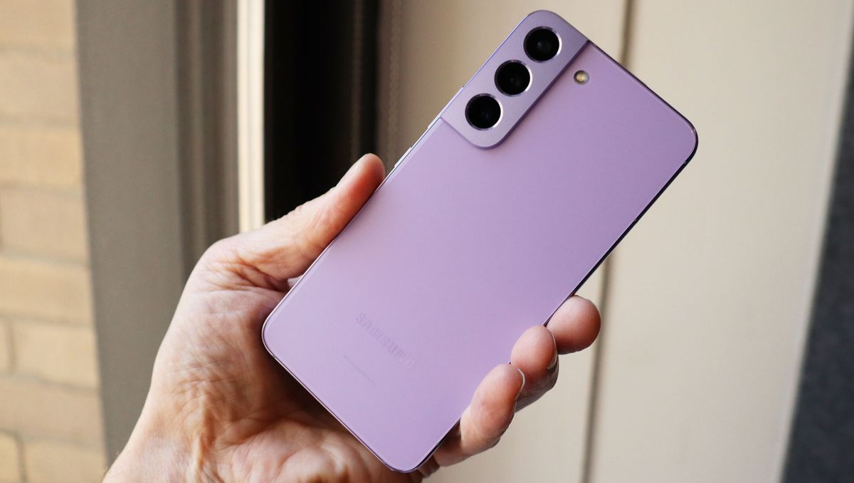 Samsung Galaxy S22 Plus vs realme GT 2 Pro, Mana yang Lebih Worth It?