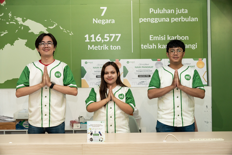 Team at maujual store ready to help